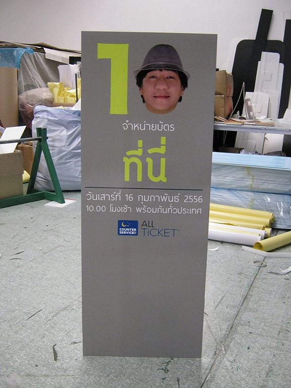 Standee chân sắt treo poster ngoài trời