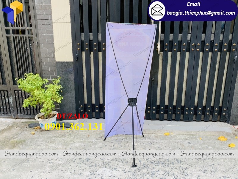 sản xuất standee chữ X